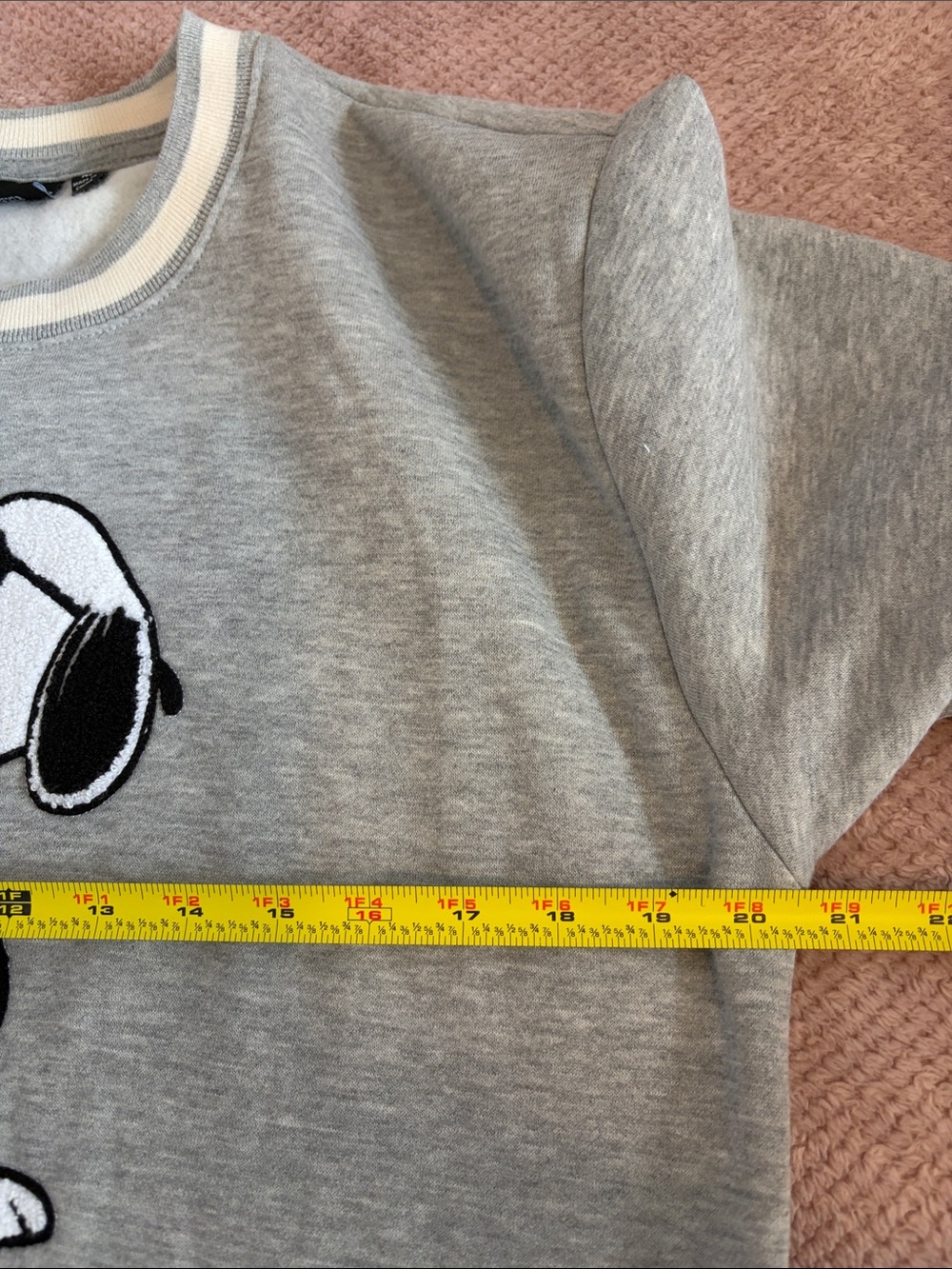 Peanuts Snoopy Crewneck Sweatshirt new condition size Medium - Picture 8 of 11